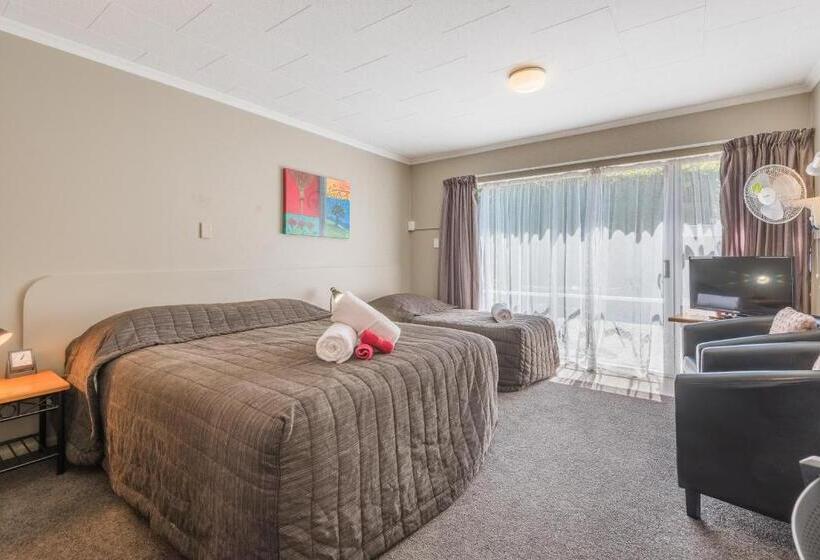 스탠다드 스튜디오, Manuka Crescent Motel