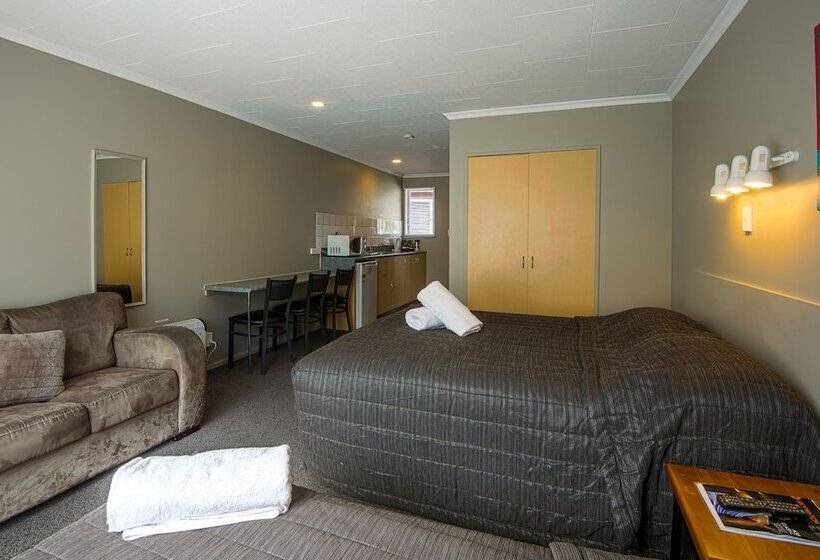 스탠다드 스튜디오, Manuka Crescent Motel