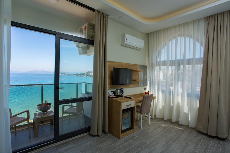 חדר משפחתי, Marti Prime Beach