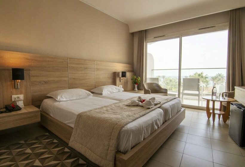 اتاق خانوادگی با چشم‌انداز دریا, Riadh Palms Resort & Spa