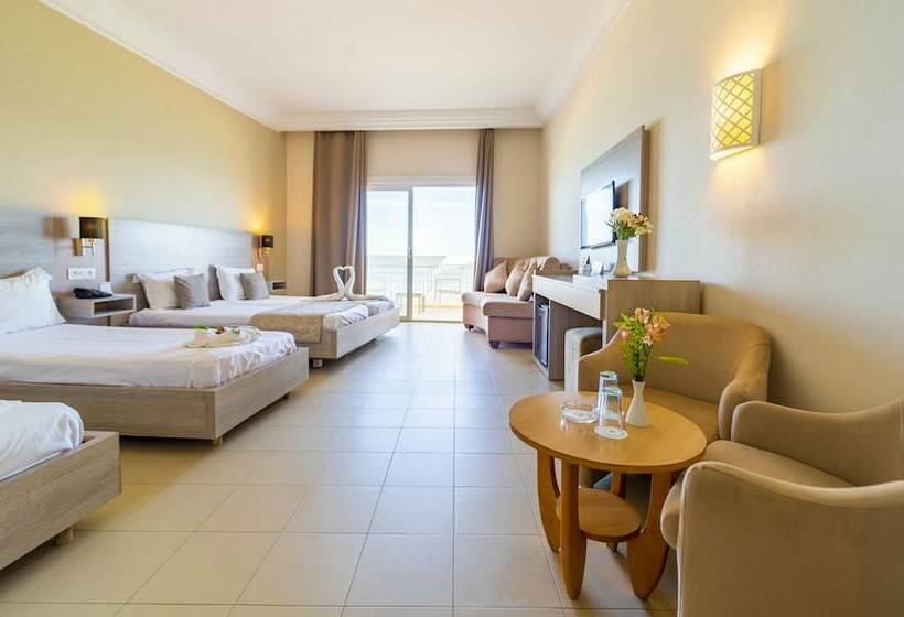 اتاق خانوادگی با چشم‌انداز دریا, Riadh Palms Resort & Spa