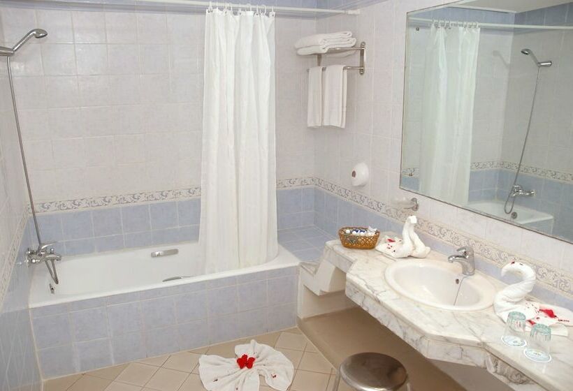 اتاق استاندارد با چشم‌انداز دریا, Riadh Palms Resort & Spa