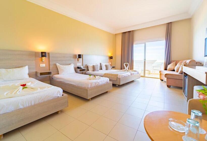 اتاق استاندارد چهار تخته با چشم‌انداز دریا, Riadh Palms Resort & Spa