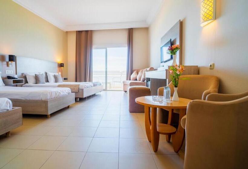 اتاق خانوادگی با چشم‌انداز دریا, Riadh Palms Resort & Spa