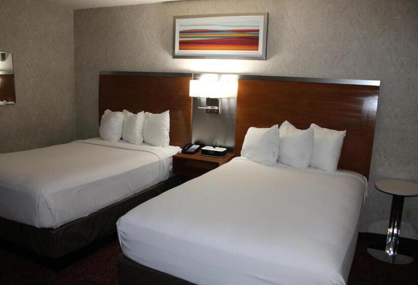 חדר סטנדרט נוף לבריכה, Clarion Hotel Bakersfield North