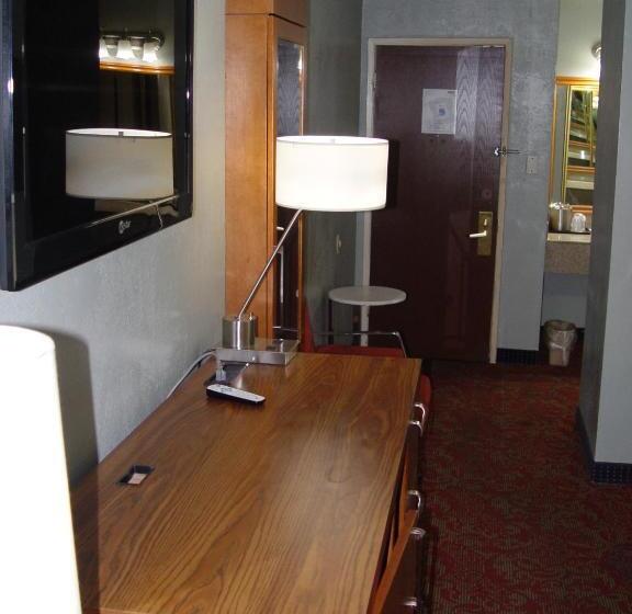 חדר סטנדרט נוף לבריכה, Clarion Hotel Bakersfield North