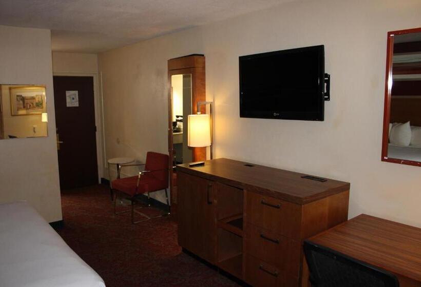 חדר סטנדרט עם מיטת קינג, Clarion Hotel Bakersfield North