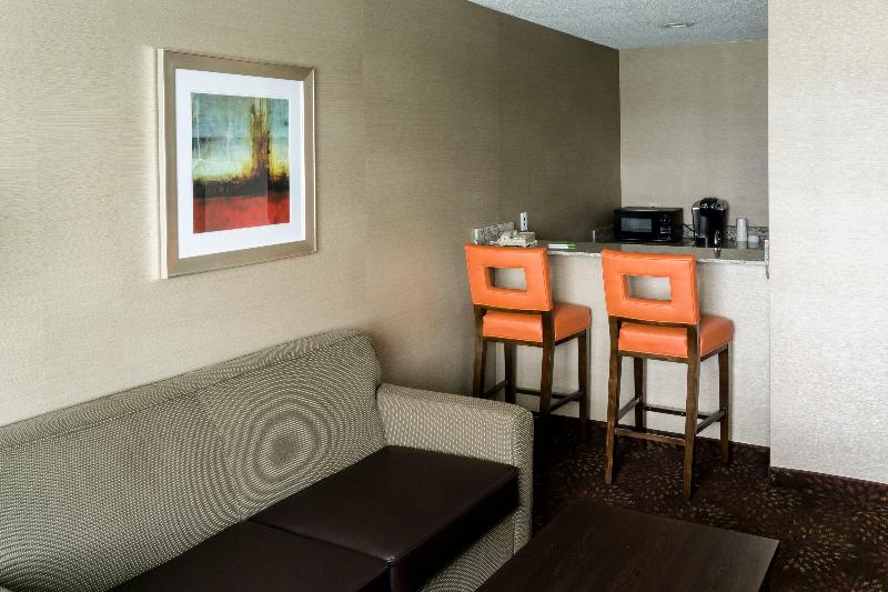 Люкс Кровать Кинг, Holiday Inn Express Big Rapids, An Ihg