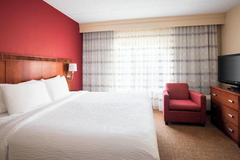 스위트 킹사이즈 침대, Courtyard St. Louis Creve Coeur