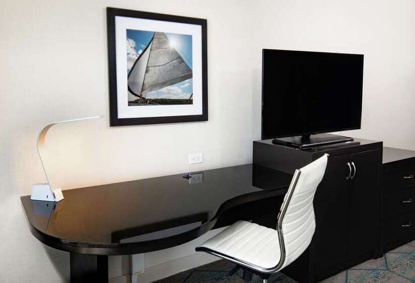 Стандартный Номер Кровать Кинг, Hilton Concord