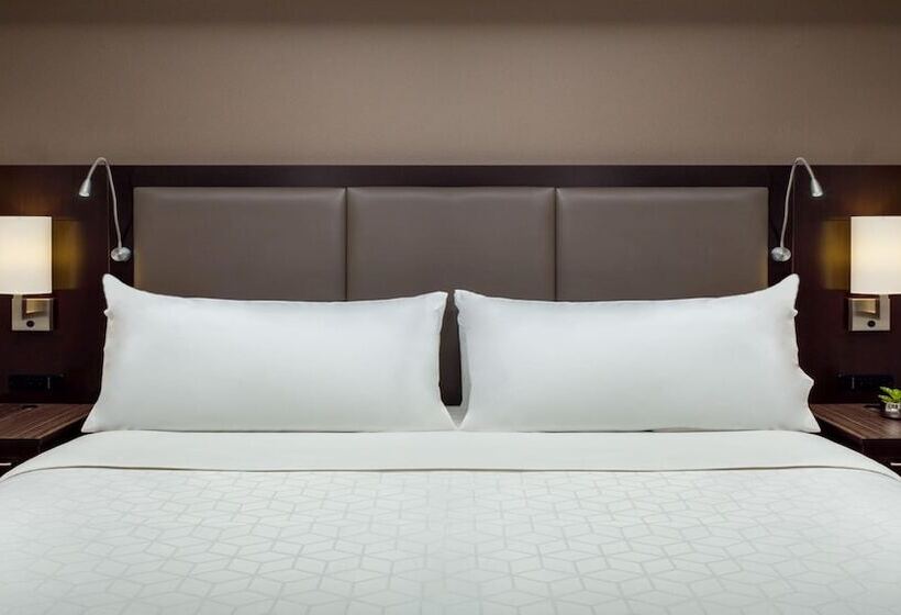 Люкс Кровать Кинг, Holiday Inn And Suites Phoenix Airport North, An Ihg