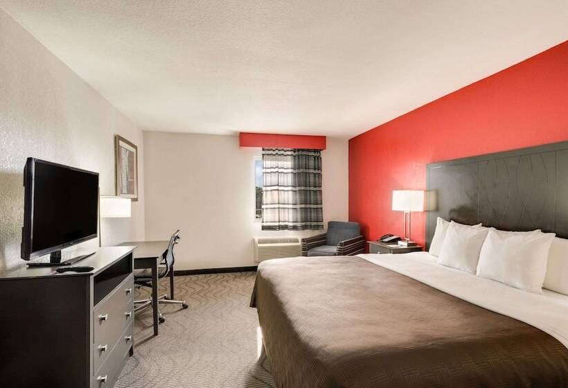 Люкс с гидромассажем, Clarion Inn & Suites Russellville I40