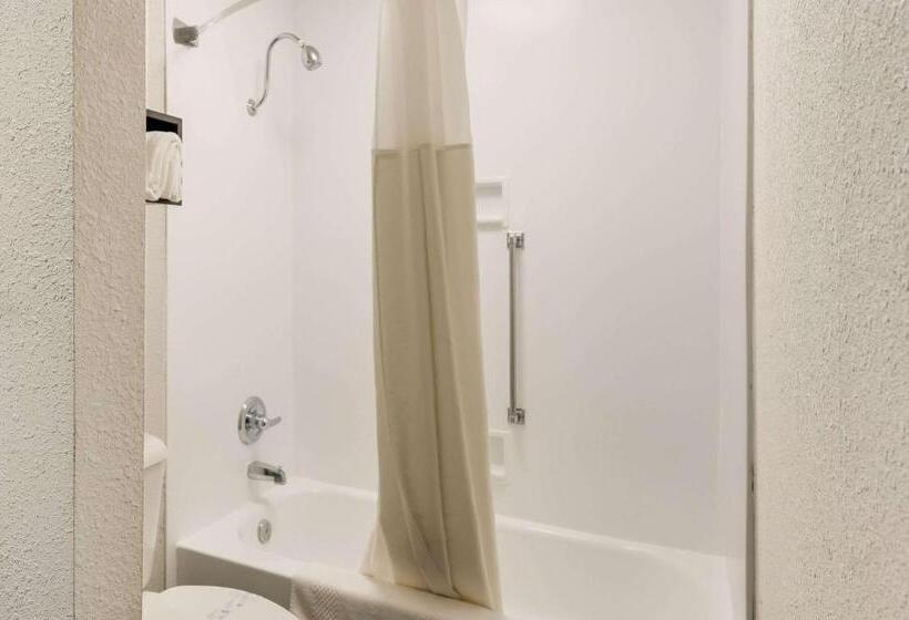 Люкс с гидромассажем, Clarion Inn & Suites Russellville I40