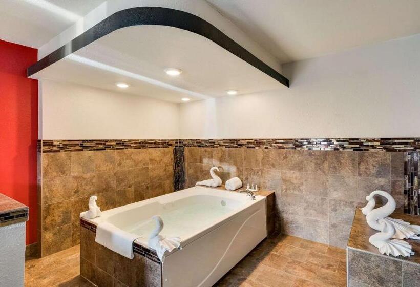 Люкс Кровать Кинг, Clarion Inn & Suites Russellville I40