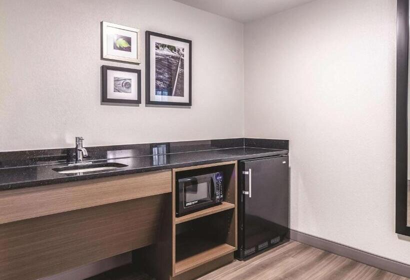 Люкс Кровать Кинг, La Quinta By Wyndham Myrtle Beach   N. Kings Hwy