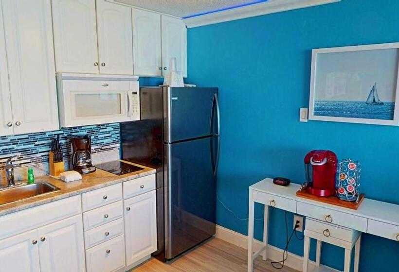 اتاق اجرایی با تخت بزرگ, Island Inn Beach Resort
