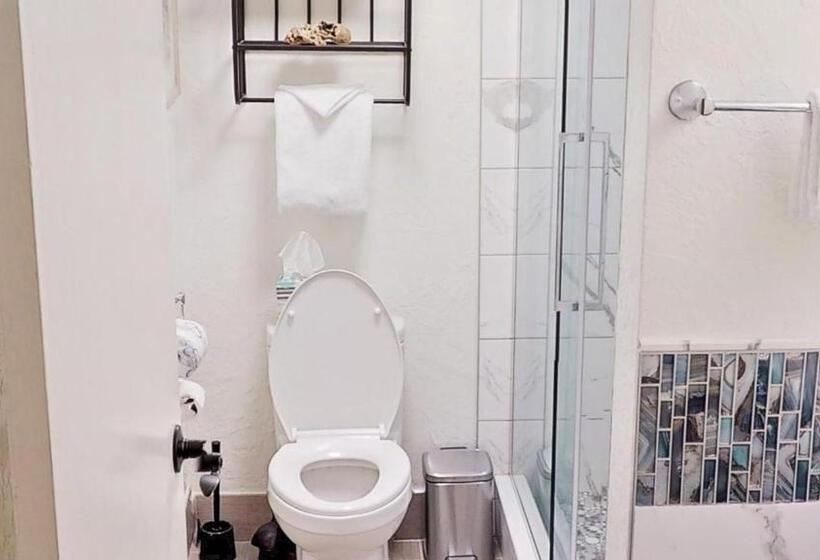 سوئیت اجرایی با مشاهده, Island Inn Beach Resort