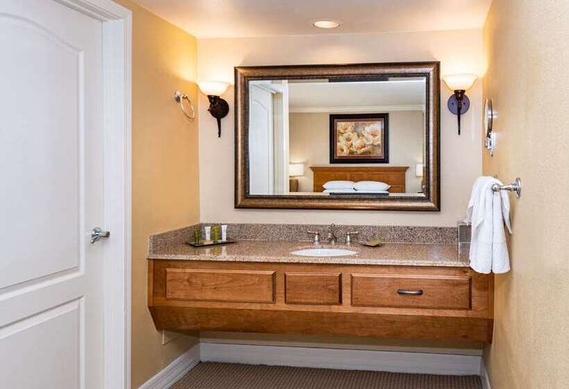 מיטת קינג בסוויטה, Andaluz Albuquerque, Curio Collection By Hilton