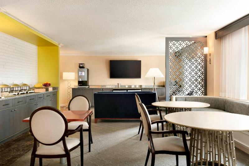 带双人大床的行政管理套房, Sheraton Raleigh