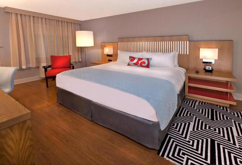 اتاق استاندارد با تخت بزرگ برای معلولان, Wyndham Orlando Resort International Drive