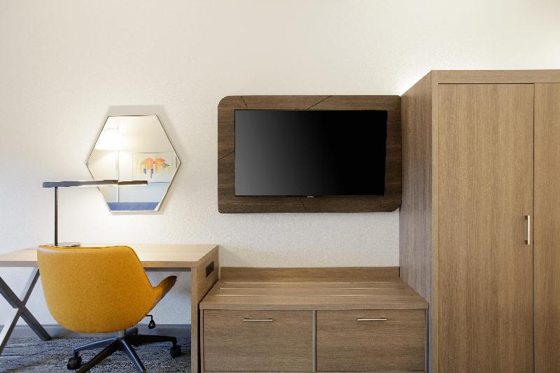 Люкс Кровать Кинг, Holiday Inn Express Hotel & Suites Grove City, An Ihg