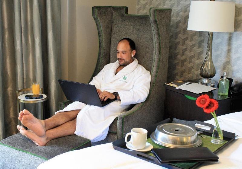 מיטת קינג בסוויטה, The St. Anthony, A Luxury Collection Hotel, San Antonio