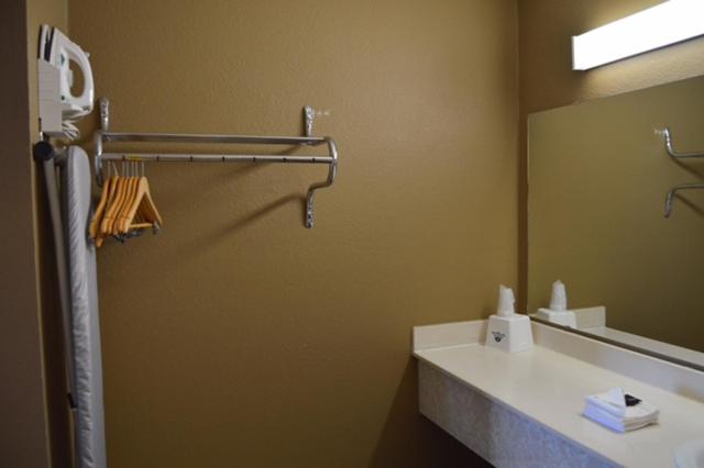 キングサイズベッドのスタンダードルーム, Americas Best Value Inn Laredo