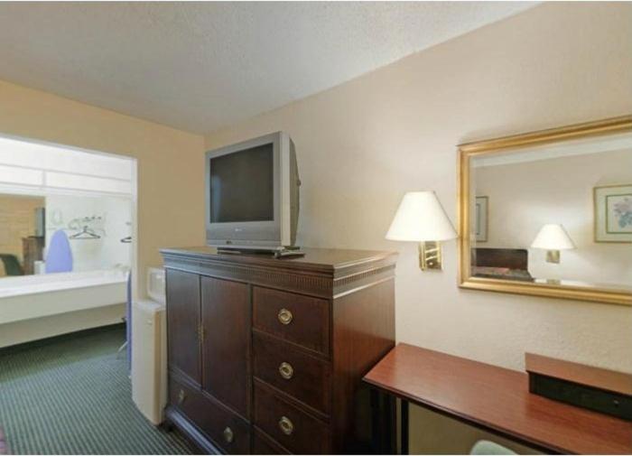 キングサイズベッドのスタンダードルーム, Americas Best Value Inn Laredo