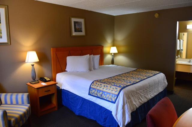 キングサイズベッドのスタンダードルーム, Americas Best Value Inn Laredo