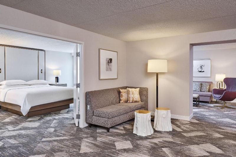 带大床的套房, Sheraton Portland Airport