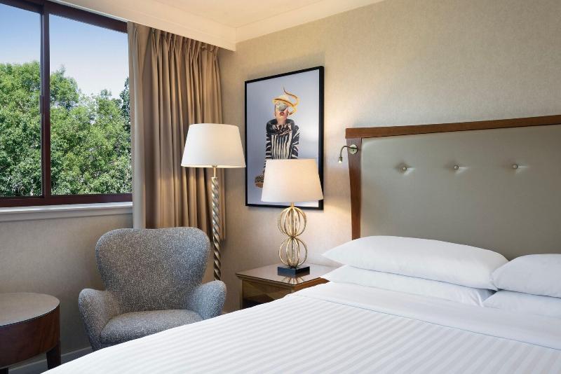 اتاق سوپریور با تخت بزرگ, Delta Hotels By Marriott Swindon