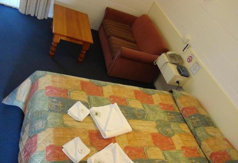 패밀리 룸, Pathfinder Motel