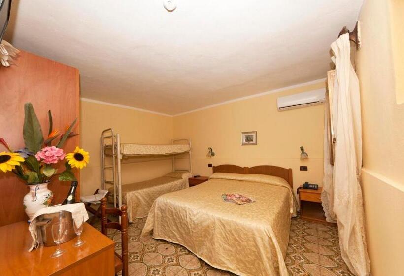 Quarto Triplo Estandar, Villa Franca