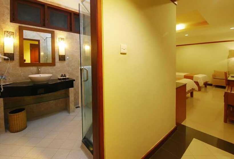 Номер Deluxe с Балконом, Yulia Beach Inn Kuta