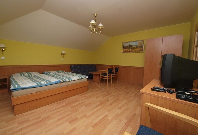 Номер Стандарт Трехместный, Holiday Hotel Macocha