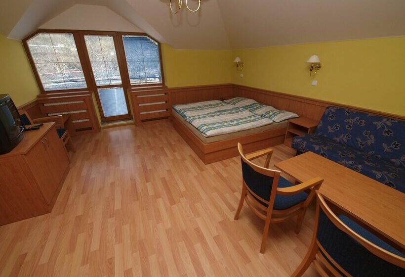 Полулюкс, Holiday Hotel Macocha