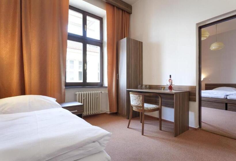 标准三人间, B&b Hotel Praha