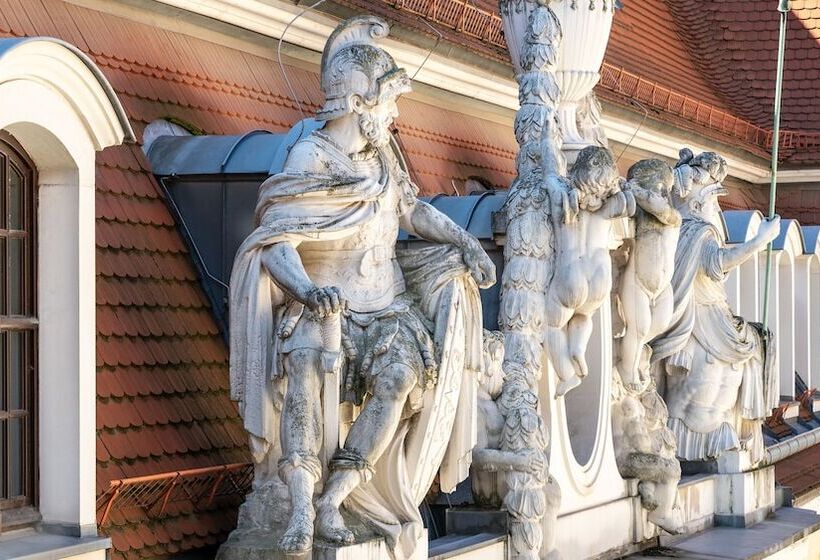 Полулюкс, Taschenbergpalais Kempinski