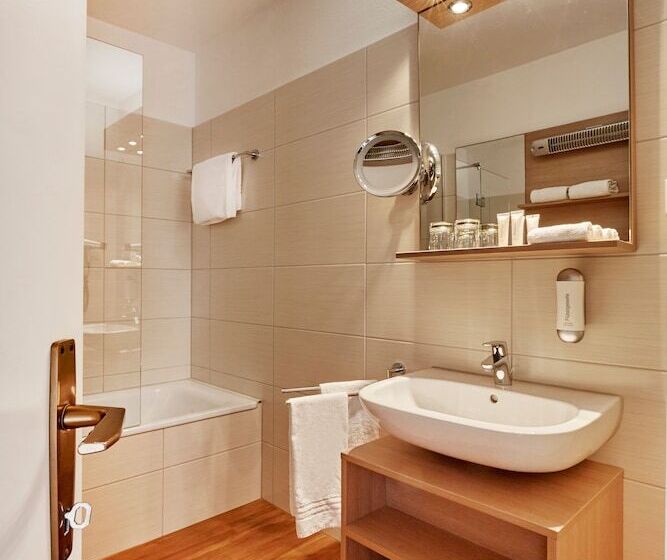 اتاق لوکس با چشم‌انداز دریاچه, H4 Hotel Arcadia Locarno