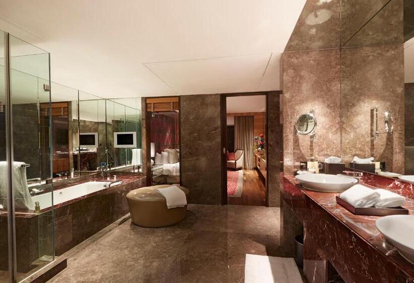 سوییت لوکس, Taj Lands End