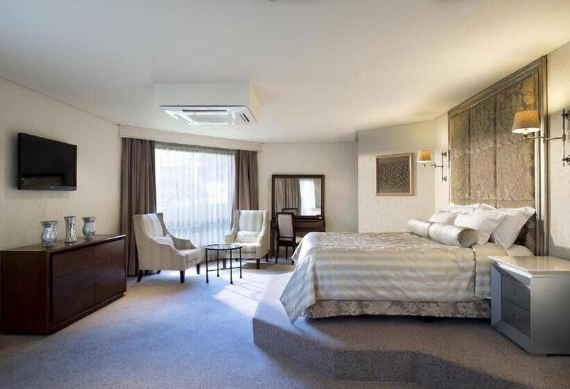 سوییت اجرایی, Windhoek Country Club Resort