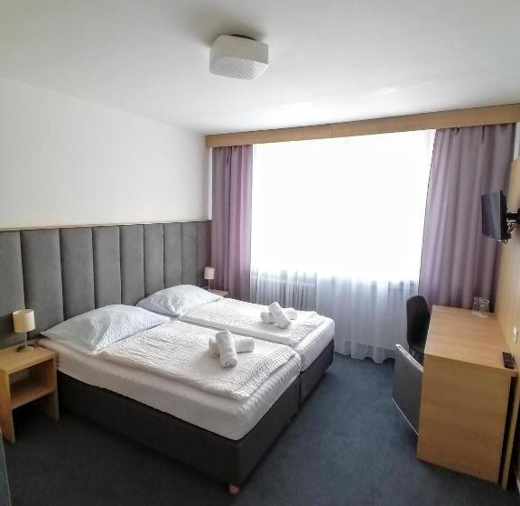 Четырехместный Номер Стандарт, Horský Hotel Jelenovská S Bazénem V Ceně