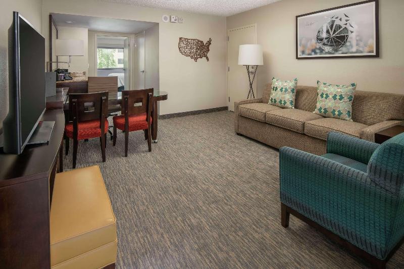 带大床的套房, Embassy Suites By Hilton Seattle Tacoma International Airport