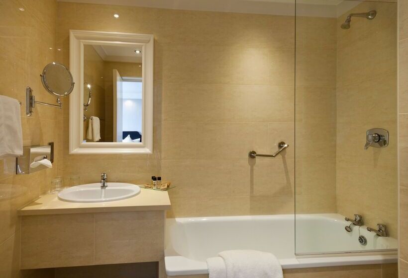 스탠다드 트리플 룸, Bonnington Hotel & Leisure Centre