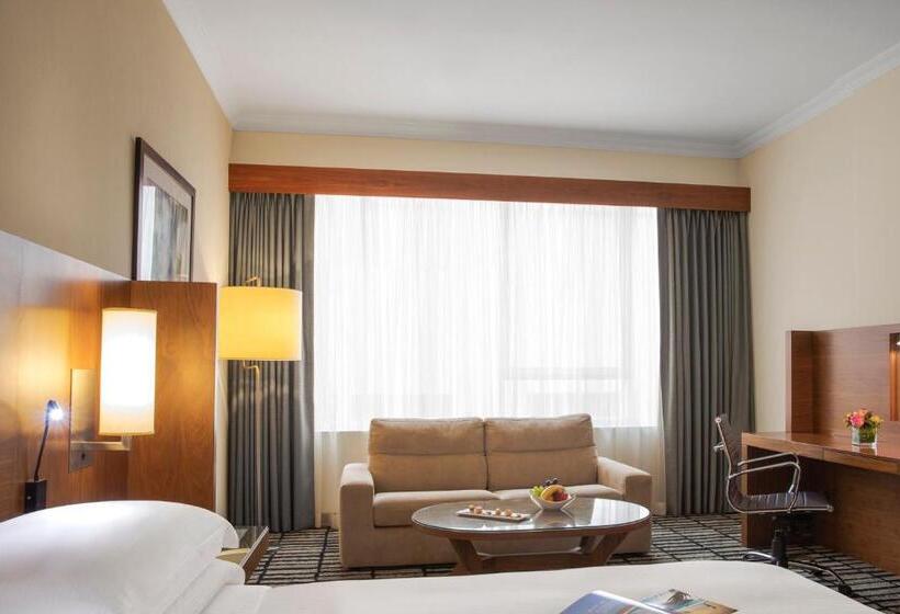 带大床的标准间, Jumeira Rotana – Dubai