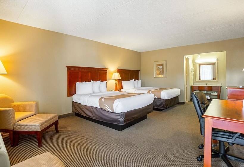 带2个双人床的标准工作室, Quality Inn