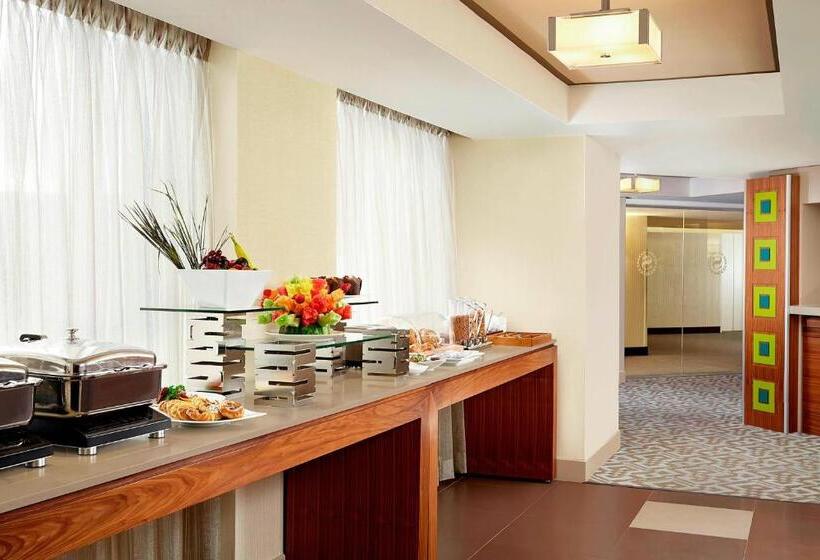 Номер Клуб, Sheraton Parkway Toronto North Hotel & Suites