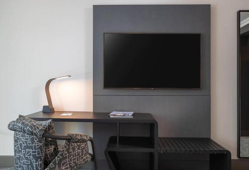适合残疾人士使用的带超级大床的标准间, Renaissance New York Times Square By Marriott