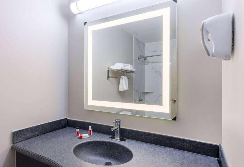 Люкс Кровать Кинг, Days Inn & Suites By Wyndham Fort Bragg/cross Creek Mall