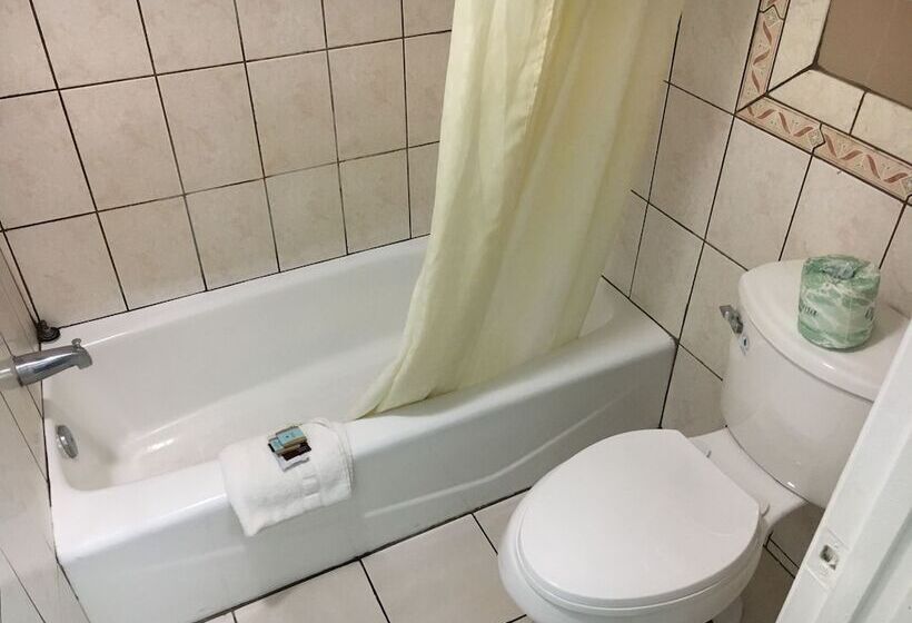 Номер Стандарт 2 Двуспальные Кровати, Del Amo Inn